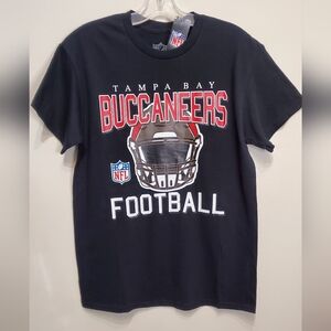176. NWT - Tampa Bay Buccaneers NFL Football T-Shirt